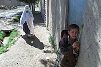 En kvinde i burka gr ud alene i det nordlige Afghanistan (foto: Michael Lund)