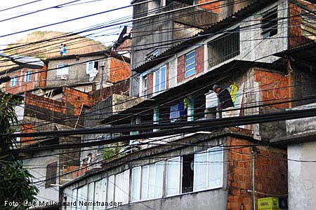 Bygninger i favela'en Rocinha, hvor narko og våben flyder overalt. Foto: Lars Møllegaard Nørretranders