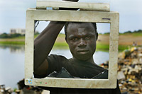 Sadiq lever af at brænde aflagt it-udstyr på en losseplads i Ghana. Et arbejde, der udløser giftige dampe. (foto: Michael S. Lund)