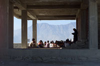 Afghanske brn undervises i halvfrdige lokaler i Kabul (foto: Michael Lund)