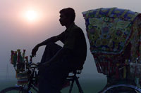 Rickshawchauffr slapper af i solnedgangen (foto: Michael Lund)